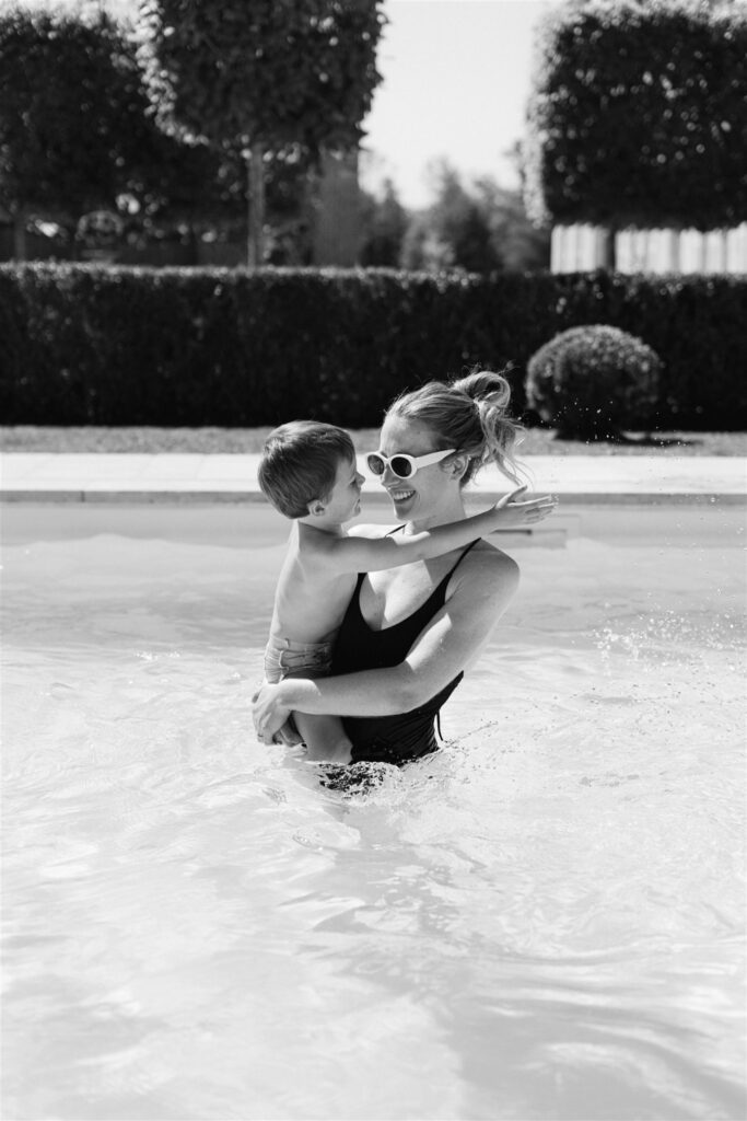 Black and white photo of a couple kissing in the swimming pool
