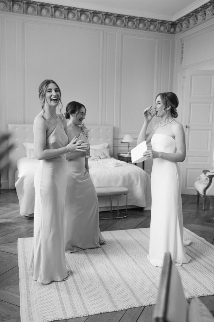Black and white photo of Romy and her bridesmaids laughing in the bridal suite