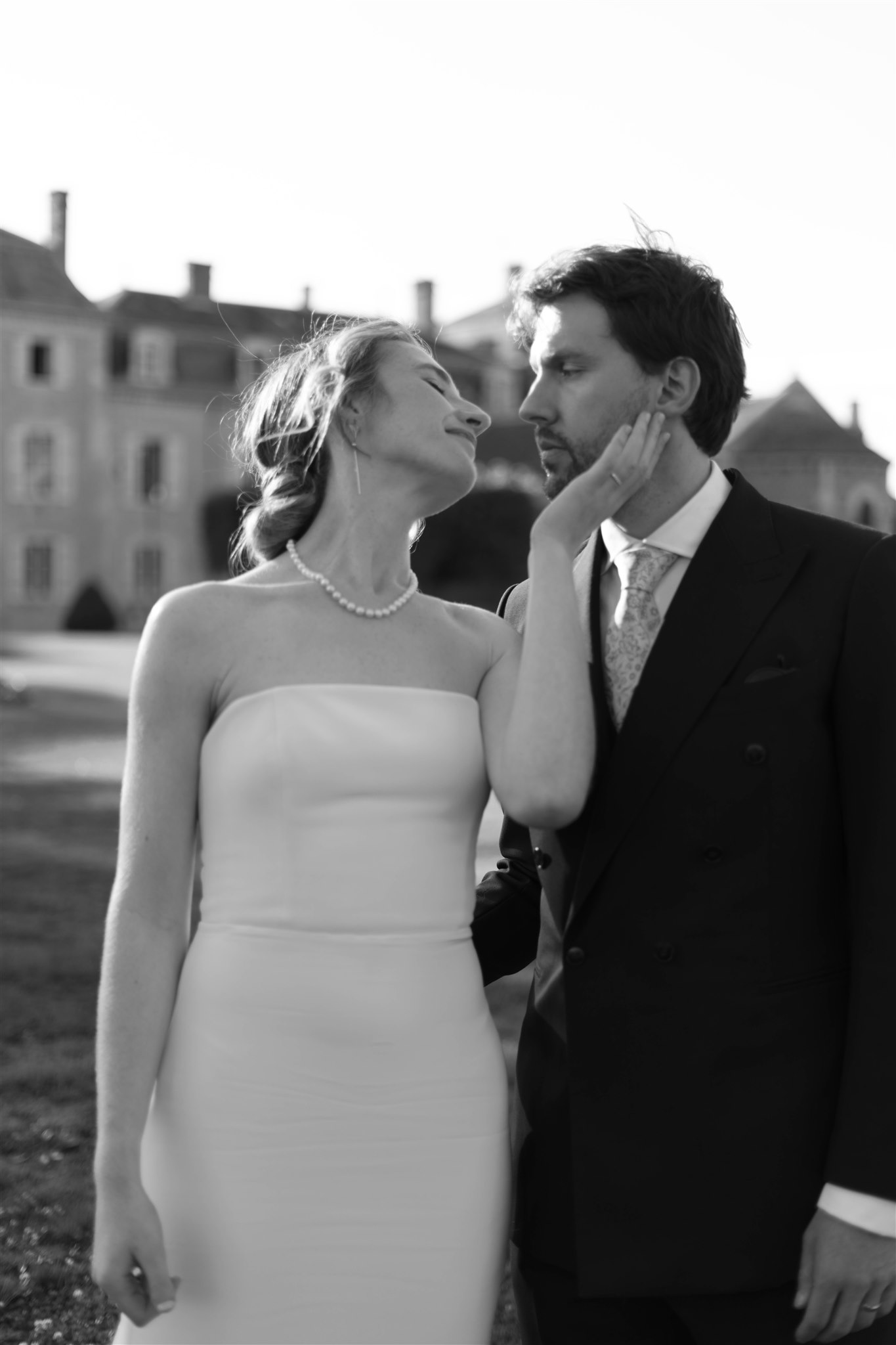 Romy and Jonathan sharing a quiet moment on the lawn in front of the château